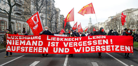Fronttransparent des Demonstrationszugs am Sonntag auf der Frank...