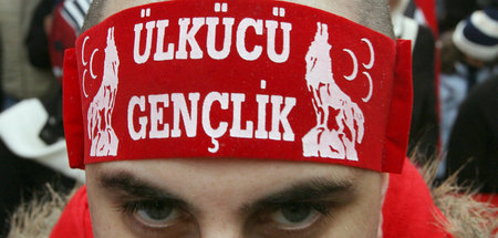 Türkischer Faschist mit »Graue-Wölfe«-Stirnband in Frankfurt am ...
