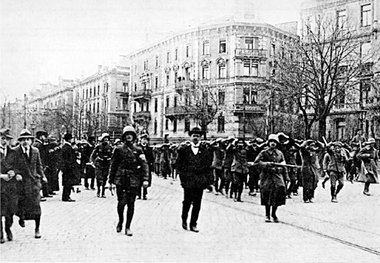 Freikorps führen Anfang Mai 1919 gefangene Münchner Arbeiter ab