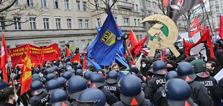 Gefragte blaue Fahne: Polizeieinsatz bei der Luxemburg-Liebknech...