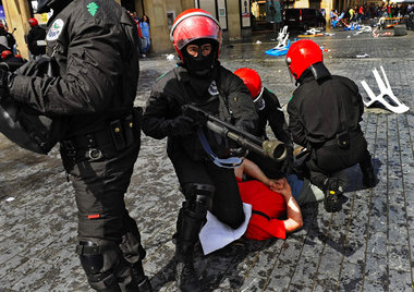 Donostia am Sonntag: Polizeiangriff auf Demonstration für die po...