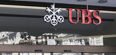 Der Hauptsitz der Schweizer Bank UBS mit Logo über dem Eingangsb