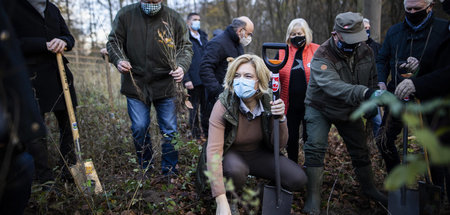Landwirtschaftsministerin Klöckner geht regelmäßig vor Konzernen...