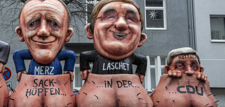 Kein schöner Anblick: Motivwagen beim Düsseldorfer Rosenmontagsz...