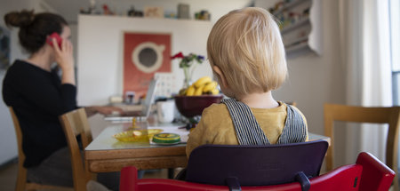 Jede Menge Arbeit: Mutter mit Kind