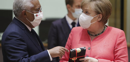 Geschenk gemacht: Angela Merkel (r.) und Antonio Costa, Premierm...
