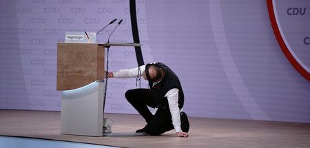 Letzte Prüfung: Techniker am Rednerpult für den digitalen Bundes... Letzte Prüfung: Techniker am Rednerpult für den digitalen Bundes...
