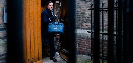 Premier Rutte verlässt den Ministerrat in Den Haag, nachdem die ...