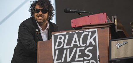 The new OK is not okay: Gitarrist Jay Gonzales 2017 beim Beale S... The new OK is not okay: Gitarrist Jay Gonzales 2017 beim Beale S...