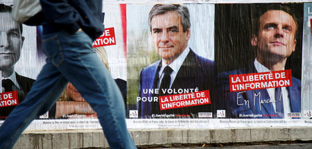 François Fillon (M.) und Emmanuel Macron (r.) auf Wahlplakaten 2... François Fillon (M.) und Emmanuel Macron (r.) auf Wahlplakaten 2...