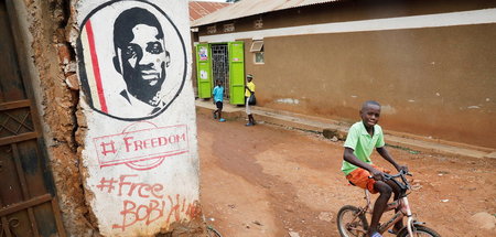 »Freiheit für Bobi Wine«: Oppositionskandidat Robert Kyagulanyi ...