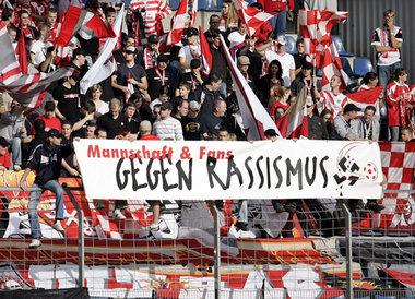 Immer noch ein viel zu seltenes Bild:  Antirassismus aus der Fan...