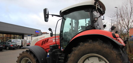 Landwirte halten am Mittwoch eine Mahnwache vor einem Aldi-Markt... Landwirte halten am Mittwoch eine Mahnwache vor einem Aldi-Markt...