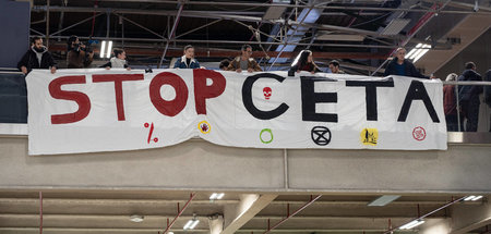 Protestaktion gegen das Handelsabkommen CETA (Paris, 22.2.2020)