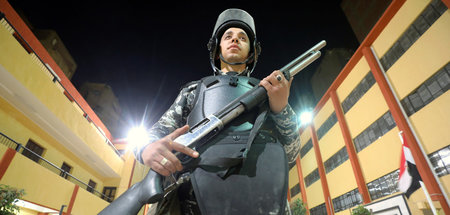 Ein ägyptischer Polizist bewacht ein Abstimmungslokal (Kairo, 22...