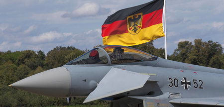 Maschinen für den Atomkrieg: »Eurofighter«-Kampfjet (Nörvenich, ...