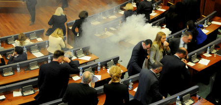 Arbeit der Abgeordneten stören: Tränengas im Parlament in Pristi... Arbeit der Abgeordneten stören: Tränengas im Parlament in Pristi...
