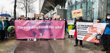 AdoraPress_PfizerImpfstoffDemo_011.jpg