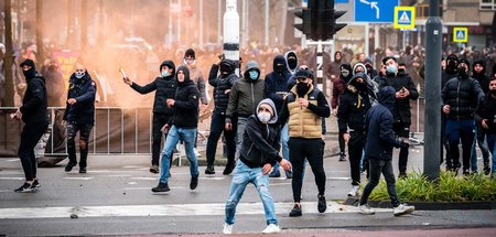»Niederlande im Widerstand«: Gewaltbereite Demonstrierende am So...