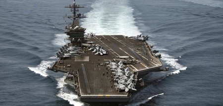Der Flugzeugträger USS »Theodore Roosevelt« 2015 im Arabischen M...