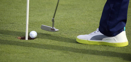 Klappt selbst mit Mundschutz: Ein Hobbygolfer auf einem Platz in...