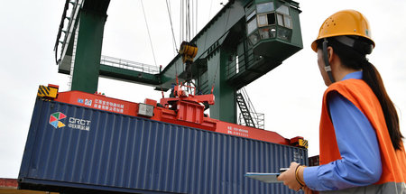 Container am Bahnhof Haicang werden auf einen Zug nach Hamburg v...