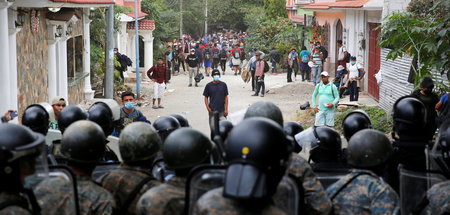 Guatemaltekische Soldaten versperren Geflüchteten den Weg in Vad... Guatemaltekische Soldaten versperren Geflüchteten den Weg in Vad...