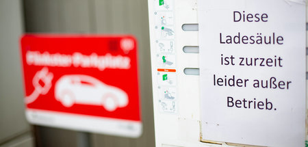 Elektromobilität in Berlin: Mehrere Ladesäulen für E-Fahrzeuge a... Elektromobilität in Berlin: Mehrere Ladesäulen für E-Fahrzeuge a...
