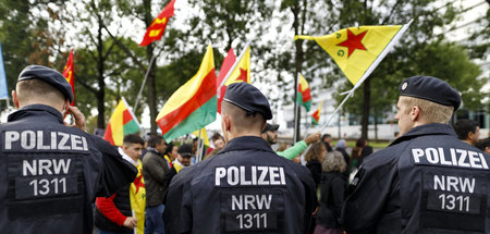 Ist das schon »einschüchternd«? Polizisten beobachten einen Demo... Ist das schon »einschüchternd«? Polizisten beobachten einen Demo...