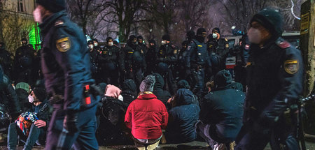 Sitzblockade gegen die Abschiebung von drei Schülerinnern in Wie...