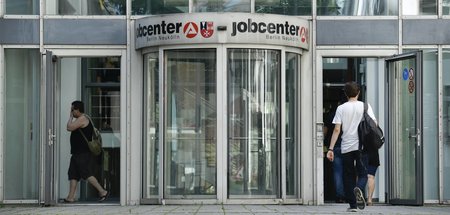 Millionen Menschen in Deutschland sind trotz Jobs auf staatliche...