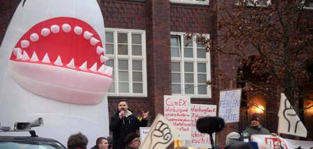 Demonstration gegen Finanzhaie mit Redner Fabio De Masi (M., Die...