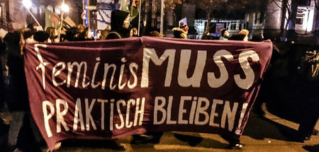 Die queerfeministische Gruppe FLINTA*ktion demonstriert am »Inte...