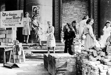 FDJ-Mitglieder 1947 bei der Trümmerbeseitigung: Viele wollten mi...
