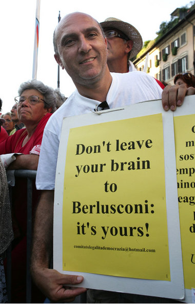 »Überlaß dein Hirn nicht Berlusconi: Es gehört dir!« – Demonstra...