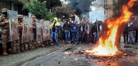 Armee gegen Protestierende: Straßenszene in der libanesischen Ha... Armee gegen Protestierende: Straßenszene in der libanesischen Ha...