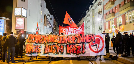 »Coronaleugner raus aus dem Kiez«: Demo gegen die Versammlung im... »Coronaleugner raus aus dem Kiez«: Demo gegen die Versammlung im...