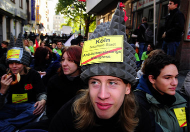 Demonstranten blockierten am Samstag den Heumarkt, wo »Pro Köln«...
