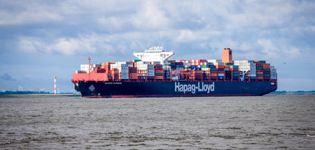 Container Schiff »Santos Express« der Hapag-Lloyd vor Brunsbütte... Container Schiff »Santos Express« der Hapag-Lloyd vor Brunsbütte...