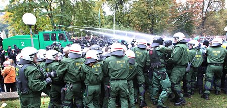 Großaufgebot der Polizei gegen eine Demonstration von »S 21«-Geg... Großaufgebot der Polizei gegen eine Demonstration von »S 21«-Geg...