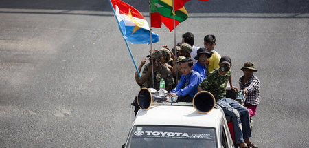 Unterstützer des Militärs am Montag auf den Straßen von Yangon