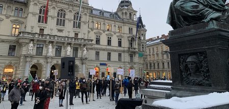 Demonstranten der Initiative »Bildung brennt« protestieren in Gr...