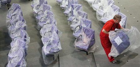 Stuhlmontage im Plenarsaal des Bundestages (18.1.2013)