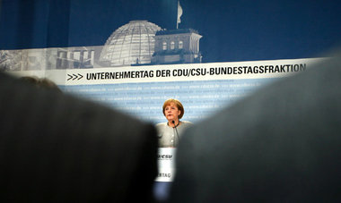 Montag in Berlin: Die Kanzlerin demonstriert die neue deutsche S... Montag in Berlin: Die Kanzlerin demonstriert die neue deutsche S...
