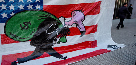 In Lateinamerika unbeliebt: Protestfahne gegen einen in Argentin...