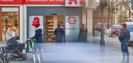 Kundenschlange vor einer Apotheke in Hamburg (21.1.2021)
