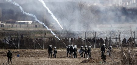 Flüchtlinge versuchen, die Befestigungen an der griechisch-türki...
