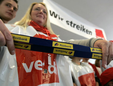 Wie hier in Köln traten am Montag vielerorts Postbank-Mitarbeite... Wie hier in Köln traten am Montag vielerorts Postbank-Mitarbeite...
