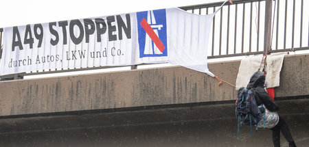 Gegner des Ausbaus der A 49 seilen sich von einer Brücke über di... Gegner des Ausbaus der A 49 seilen sich von einer Brücke über di...