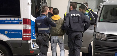 Mit Hand- und Fußfesseln wird ein junger Mann nach Afghanistan a... Mit Hand- und Fußfesseln wird ein junger Mann nach Afghanistan a...